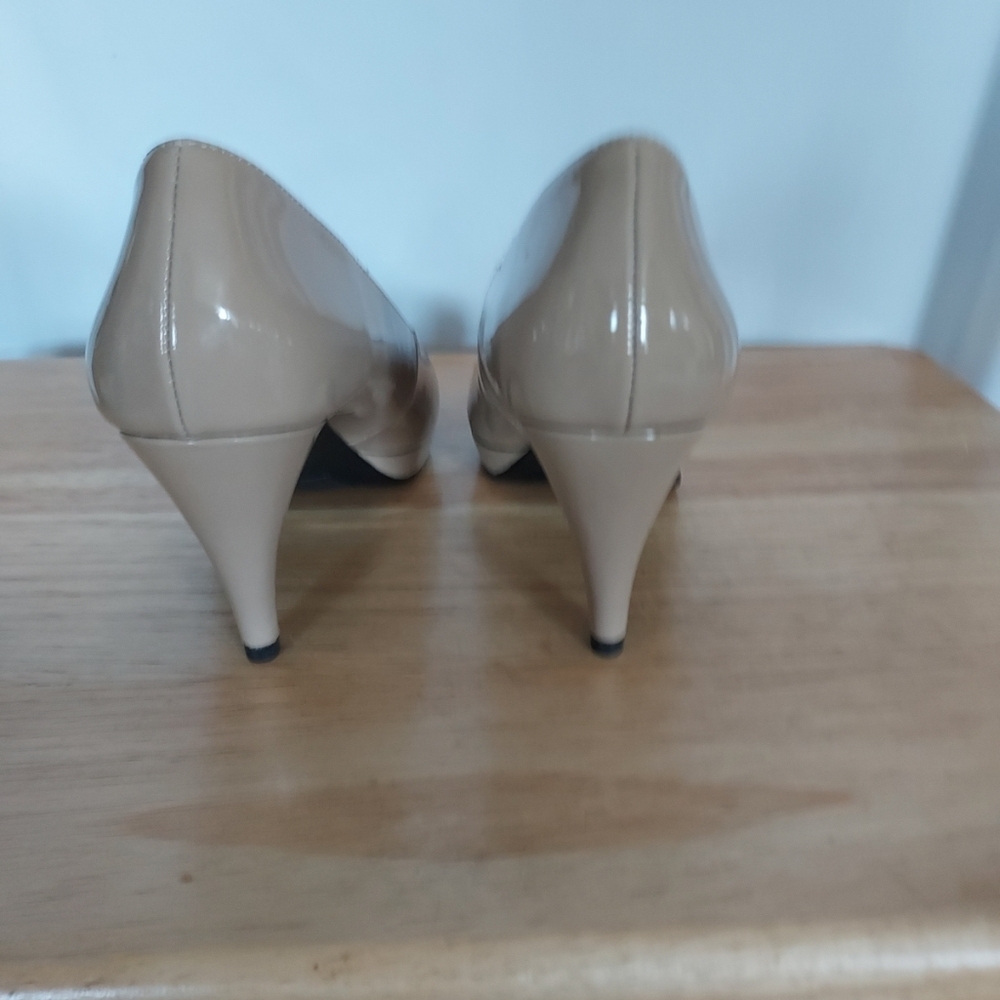 Womans Tan Heels - Picture 6 of 7